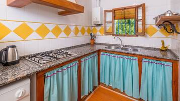 Kylskåp, mikrovågsugn, spishäll och kaffe- och tebryggare