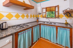 Fridge, microwave, stovetop, coffee/tea maker - Romantic Holiday Home "Casa de Gertrudis" near the Beach (El Palmar)