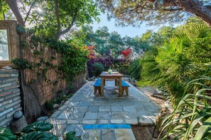 Outdoor dining - Romantic Holiday Home "Casa de Gertrudis" near the Beach (El Palmar)