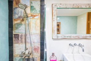 Bathtub, hair dryer, towels - Romantic Holiday Home "Casa de Gertrudis" near the Beach (El Palmar)