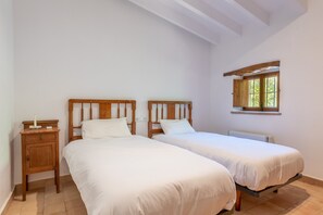 3 عدّة غرف نوم ومكواة/لوح كي وواي فاي مجانًا وملاءات أسرّة