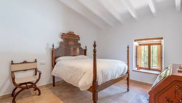 3 slaapkamers, een strijkplank/strijkijzer, gratis wifi, beddengoed