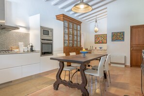 Fridge, microwave, oven, stovetop - Secluded Villa with Pool, Wi-Fi, Air Conditioning and Terrace; Parking available (Alaró)