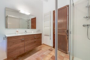 Bathtub, hair dryer, towels - Secluded Villa with Pool, Wi-Fi, Air Conditioning and Terrace; Parking available (Alaró)