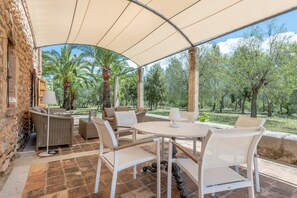 تناول الطعام بالخارج