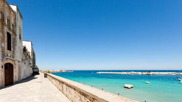 Una spiaggia nelle vicinanze