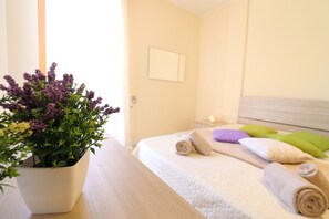 2 habitaciones, tabla de planchar con plancha y ropa de cama