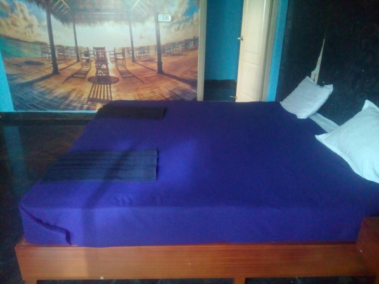 Escritorio, cortinas blackout, sistema de insonorización y wifi gratis 
