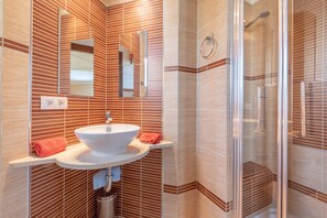 Shower, hair dryer, towels