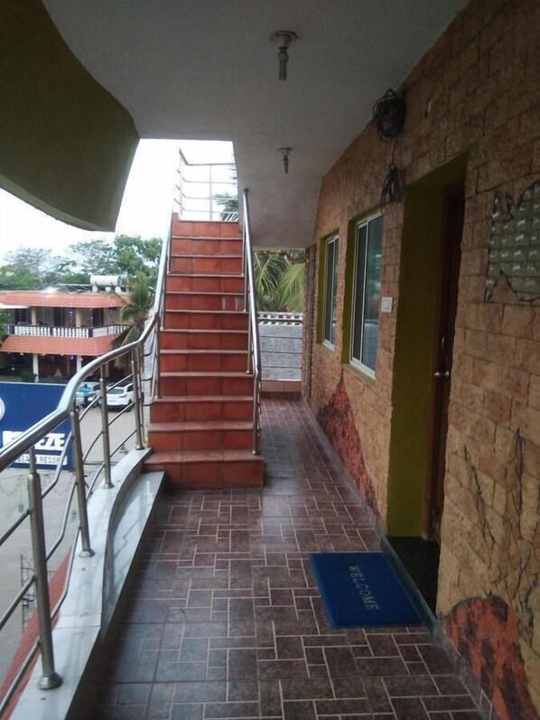 Staircase - Ulo Rainbow Guest House (Tirukalukundram)