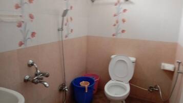 Deluxe Room | Bathroom | Shower, towels