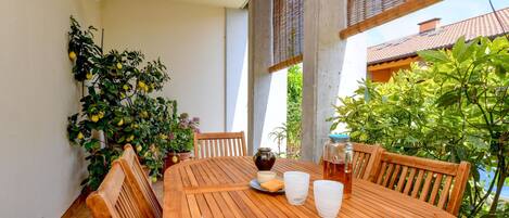 تناول الطعام بالخارج