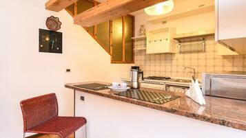 Een koelkast, een magnetron, een kookplaat, een vaatwasser