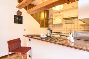Kühlschrank, Mikrowelle, Herdplatte, Geschirrspüler
