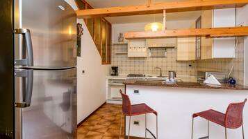 Kühlschrank, Mikrowelle, Herdplatte, Geschirrspüler