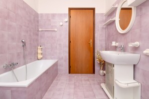 Baignoire, séchoir à cheveux, serviettes fournies