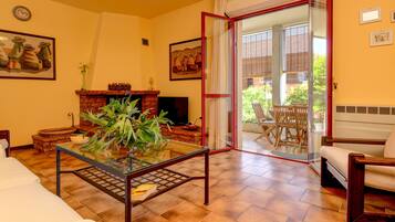 Een televisie en een open haard