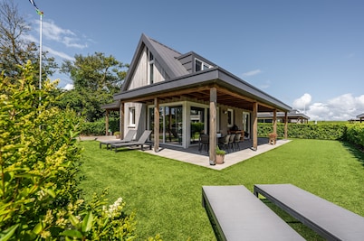 Villa 'Casa Bos Schotsman Wellness' with Private Terrace, Jacuzzi and Wi-Fi