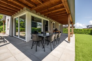 Outdoor dining - Villa 'Casa Bos Schotsman Wellness' with Lake View, Private Terrace and Wi-Fi (Kamperland)
