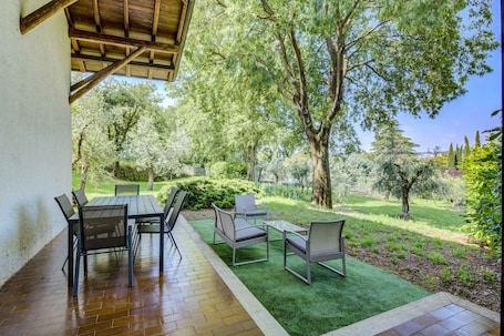 Outdoor dining. Close to Beach and Trails With Patio - Apartment Rupestre