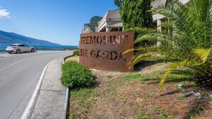 A sign for 'Tremosine Sul Garda' with a coastal view. - Beautiful Nature and Historic Center – Liver 203 (Pieve di Tremosine sul Garda Brescia)
