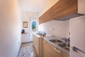 Réfrigérateur, plaque de cuisson, cafetière/bouilloire, chaise haute