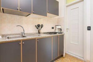 Kühlschrank, Herdplatte, Wasserkocher mit Kaffee-/Teezubehör, Hochstuhl