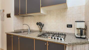 Frigorifero, piano cottura, macchina per tè/caffè, seggiolone