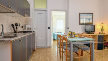 Fridge, stovetop, coffee/tea maker, highchair