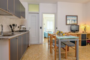 ثلاجة، موقد طهي مسطح، ماكينة لصنع القهوة/الشاي، كرسي للأطفال