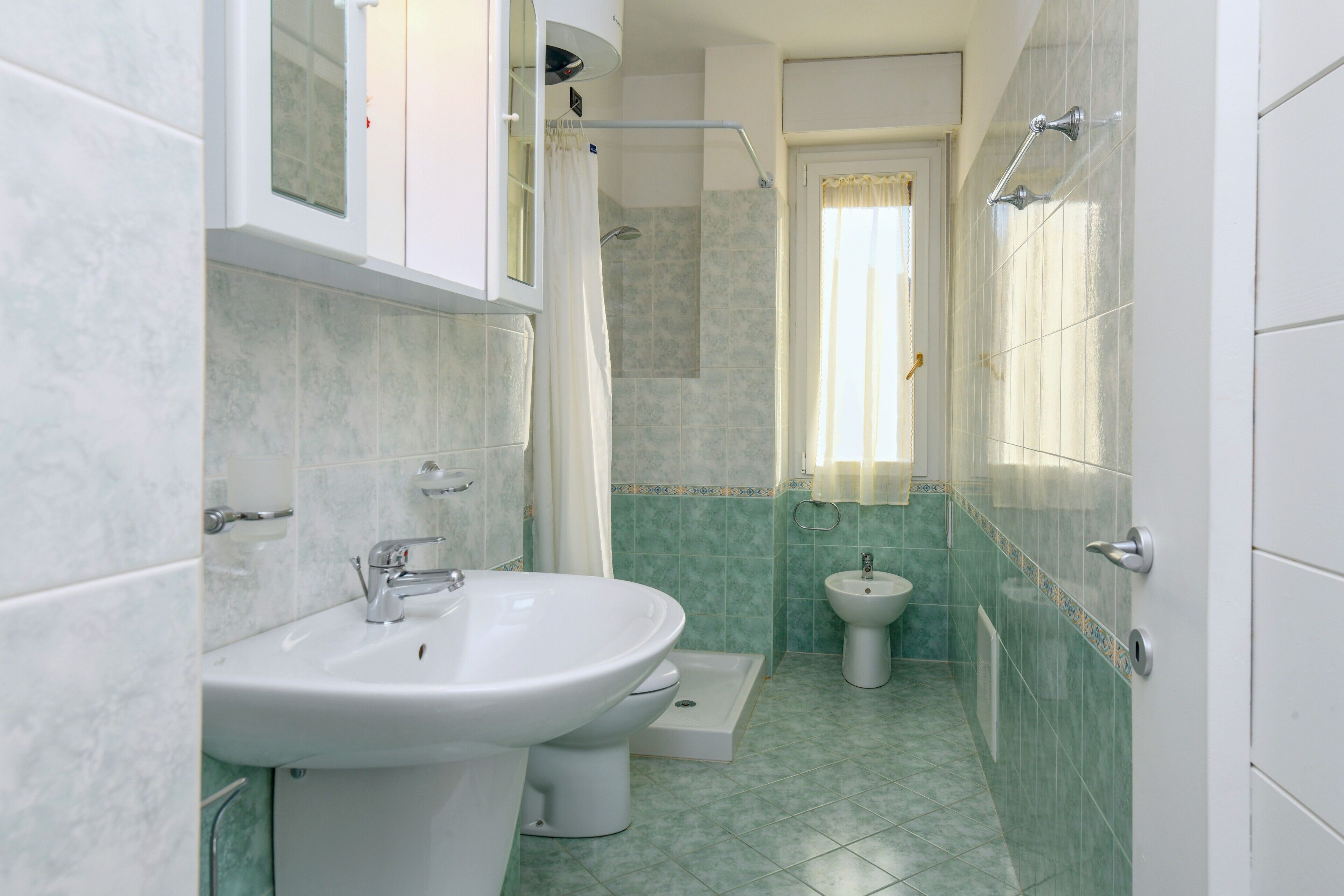 Dusche, kostenlose Toilettenartikel, Haartrockner, Handtücher
