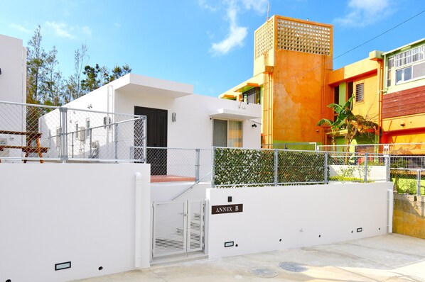 Zona residencial privada con un edificio blanco que indica 