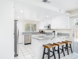 Kylskåp, mikrovågsugn, ugn och spishäll