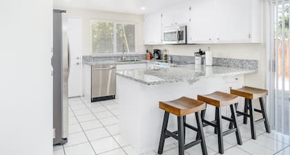 Prístina remodelada de 3 habitaciones y 2 baños con piscina
