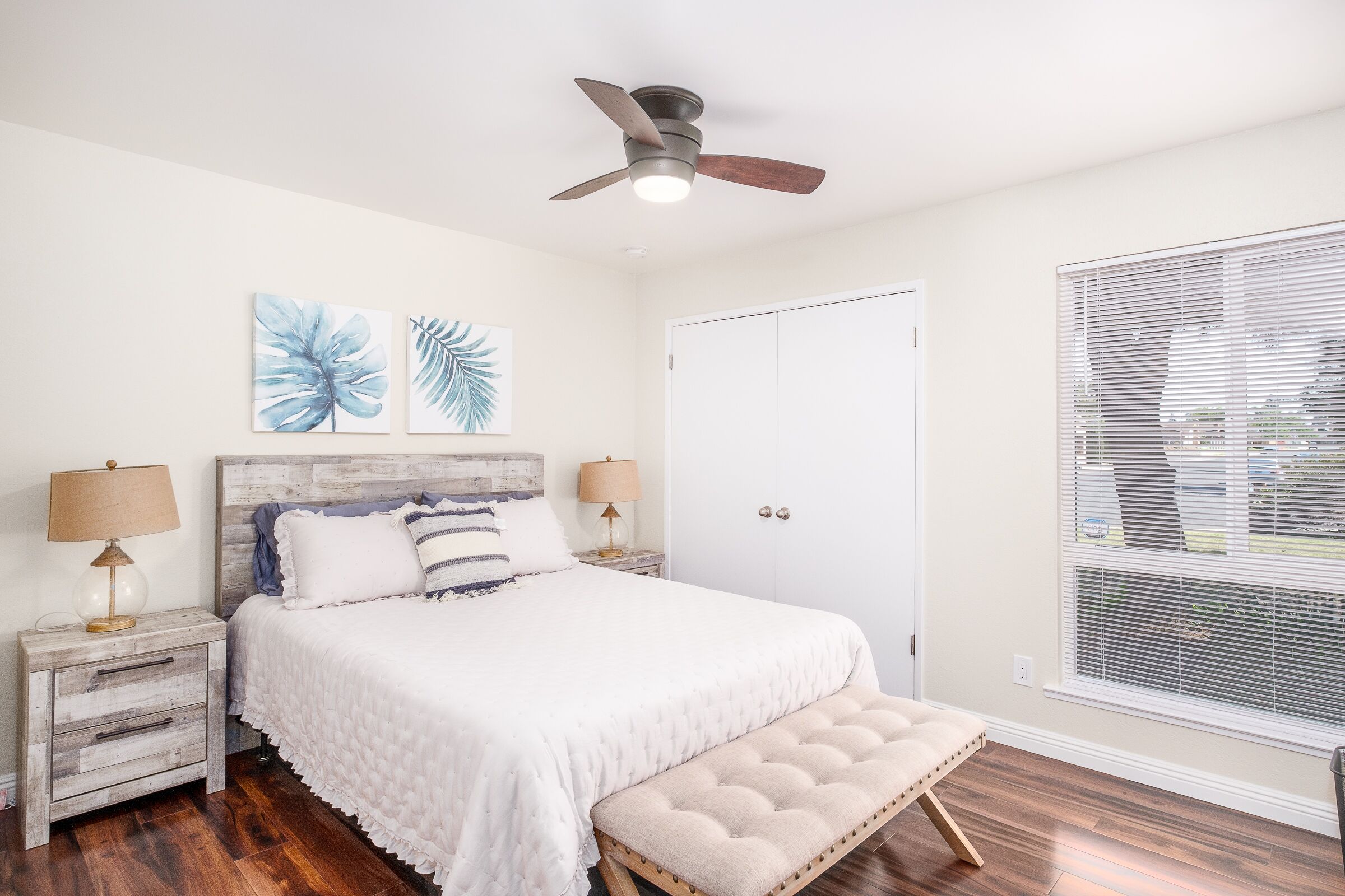 3 habitaciones, tabla de planchar con plancha, wifi y ropa de cama 