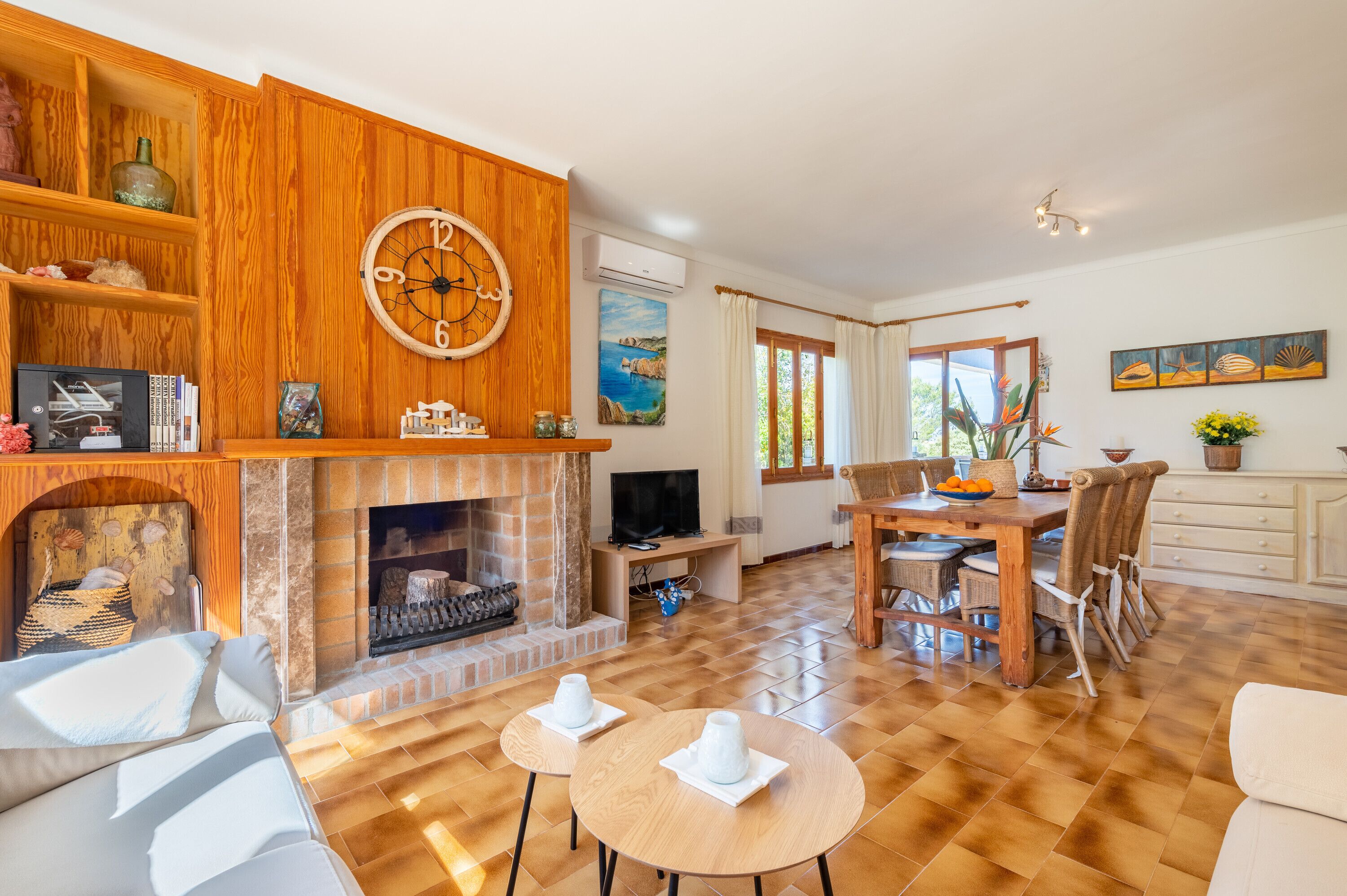 Una televisión, una chimenea, un reproductor de DVD