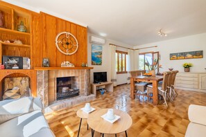 Televisie, een open haard, een dvd-speler en een stereo