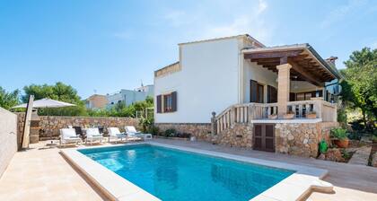 Klimatisiertes Ferienhaus mit Pool, Garten, Terrasse und WLAN