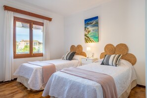 3 slaapkamers, een strijkplank/strijkijzer, gratis wifi, beddengoed