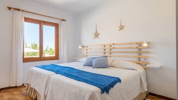 3 bedrooms, iron/ironing board, free WiFi, bed sheets