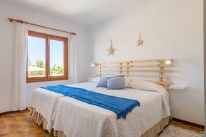 3 slaapkamers, een strijkplank/strijkijzer, gratis wifi, beddengoed