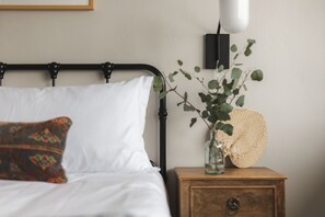 1 habitación, tabla de planchar con plancha y cuna de viaje 