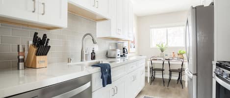 Jääkaappi, mikroaaltouuni, uuni, liesi