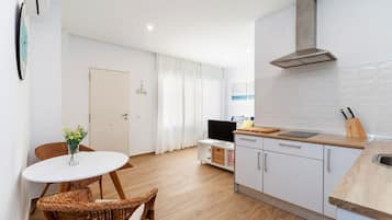 Fridge, stovetop, coffee/tea maker, toaster