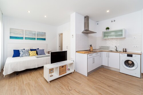 Modern Studio Apartment "Luna" In City Centre Close to Beach with Air Conditioning