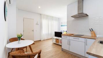 Kühlschrank, Herdplatte, Wasserkocher mit Kaffee-/Teezubehör, Toaster