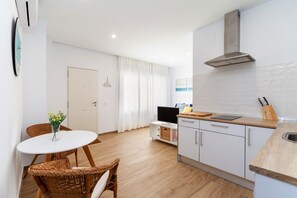 Fridge, stovetop, coffee/tea maker, toaster