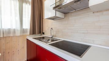 Réfrigérateur, micro-ondes, plaque de cuisson, cafetiÚre/bouilloire