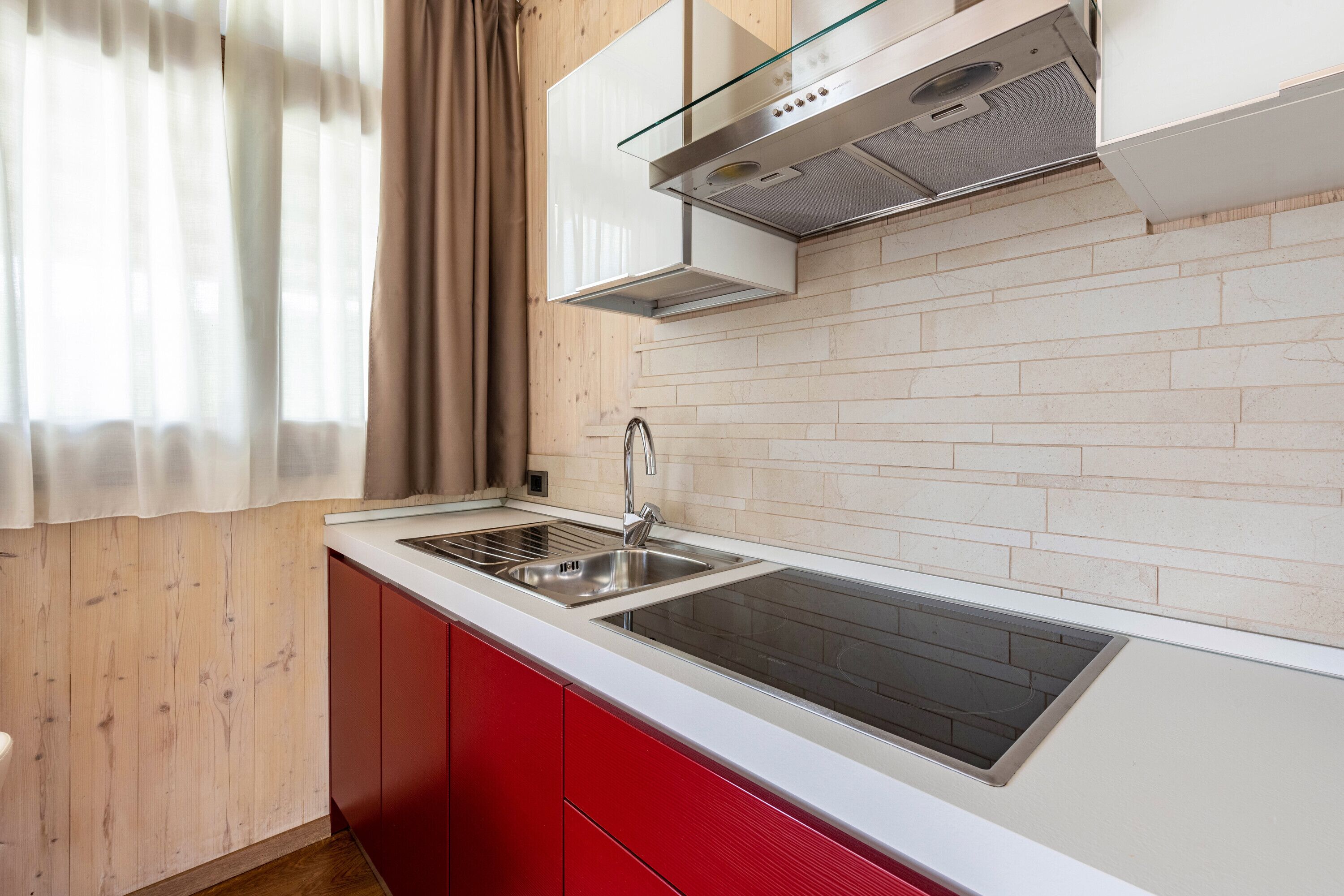 Kühlschrank, Mikrowelle, Herdplatte, Wasserkocher mit Kaffee-/Teezubehör