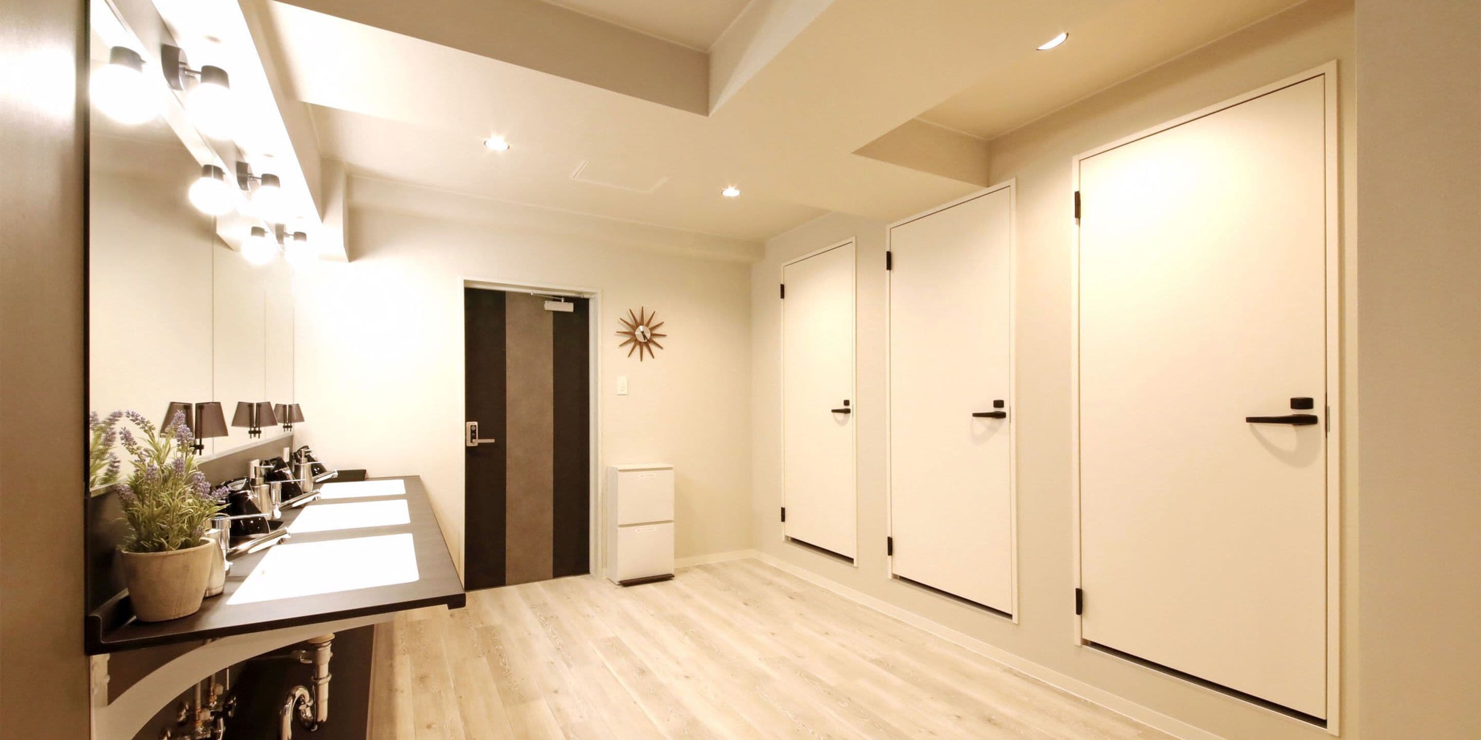 Dusche, kostenlose Toilettenartikel, Haartrockner, Hausschuhe